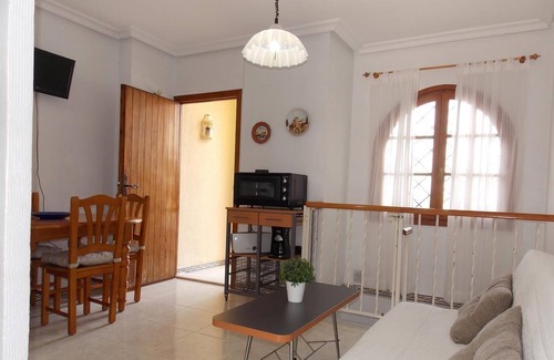 Torrevieja Casa | Casa de vacaciones 'Torre Mata' con terraza, piscina compartida y balcón