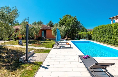 Sveti Lovrec Apartamento | Casa de vacaciones con piscina y amplio jardín para hasta 8 personas