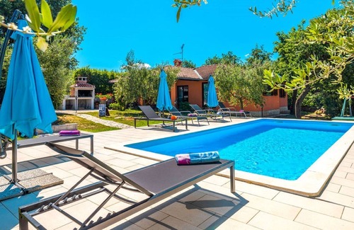 Sveti Lovrec Apartamento | Casa de vacaciones con piscina y amplio jardín para hasta 8 personas