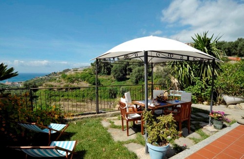 Pompeiana Casa | Casa de vacaciones con 3 apartamentos con jardín privado con vistas al mar y piscina.