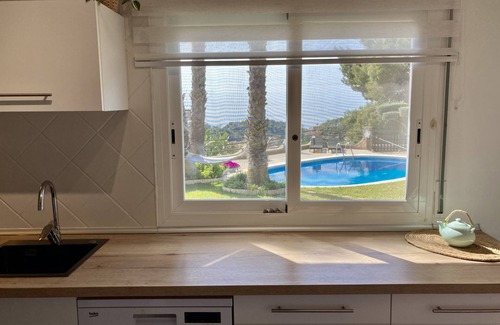 Lloret de Mar Apartamento | Apartamento (4 pers) con piscina + vistas al mar + jardín, cerca de la ciudad