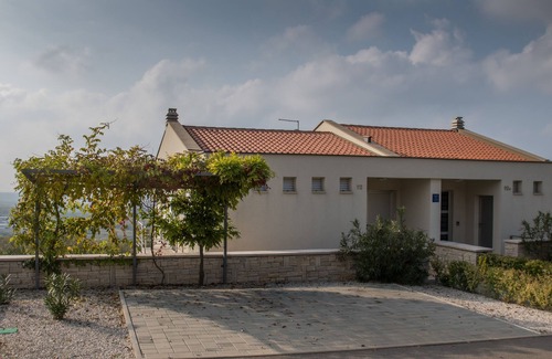 Brnobici Casa | Casa vacacional con piscina y fantásticas vistas al mar.