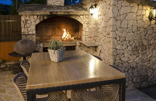 Sibenik Villa | Casa de vacaciones con piscina en gran parcela en un paisaje verde
