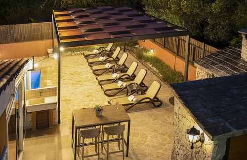 Sibenik Villa | Casa de vacaciones con piscina en gran parcela en un paisaje verde