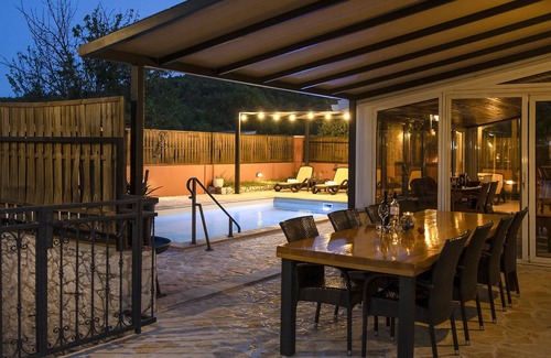 Sibenik Villa | Casa de vacaciones con piscina en gran parcela en un paisaje verde