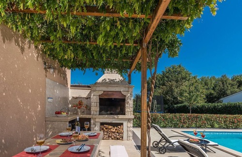 Sveta Nedelja Cabina | Casa de vacaciones con piscina privada, jardín vallado y terraza cubierta para barbacoa