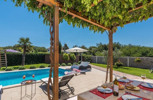 Sveta Nedelja Cabina | Casa de vacaciones con piscina privada, jardín vallado y terraza cubierta para barbacoa
