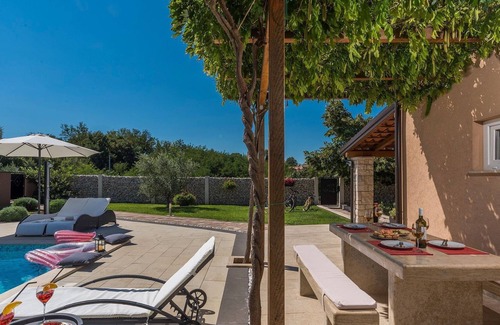 Sveta Nedelja Cabina | Casa de vacaciones con piscina privada, jardín vallado y terraza cubierta para barbacoa