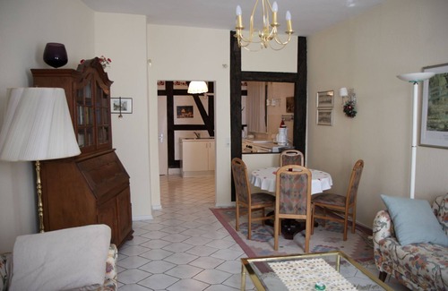 Ahlden Casa | Granja con entramado de madera histórico situado en el río