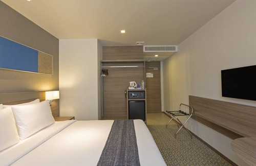 Silom Hotel | Holiday Inn Express Bangkok Sathorn by IHG