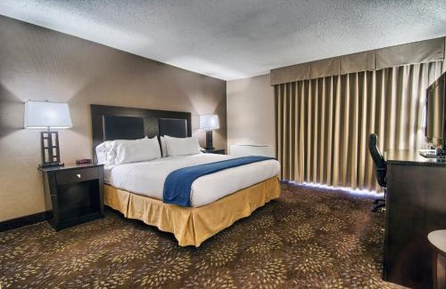 Birmingham Hotel | Holiday Inn Express Detroit-Birmingham by IHG