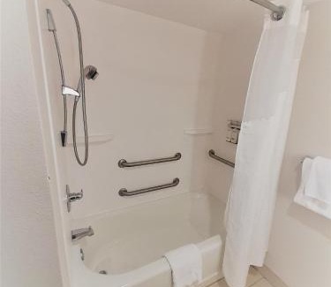North Raleigh Hotel | Holiday Inn Express Hotel & Suites Wake Forest - Raleigh North by IHG
