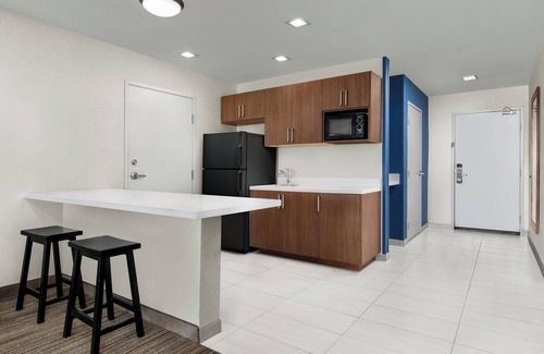 Marina Hotel | Holiday Inn Express Hotel & Suites Marina - State Beach Area by IHG