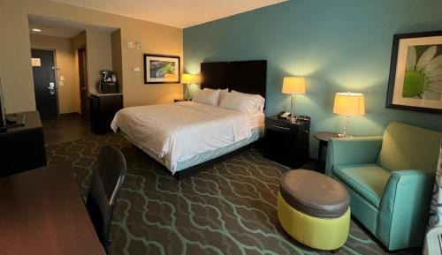Cuero Hotel | Holiday Inn Express Hotels & Suites Cuero by IHG