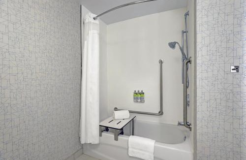 Kingston Hotel | Holiday Inn Express - Kingston West by IHG