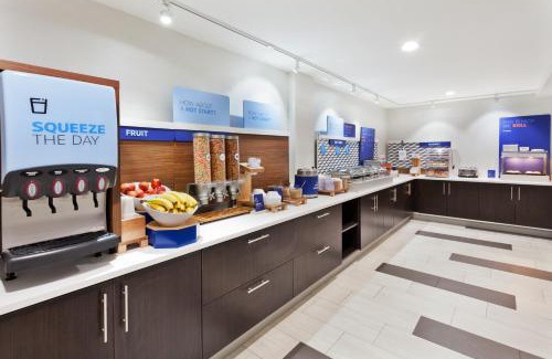 Fayetteville Hotel | Holiday Inn Express & Suites - Fayetteville by IHG