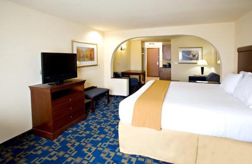 Pleasanton Hotel | Holiday Inn Express & Suites - Jourdanton-Pleasanton by IHG