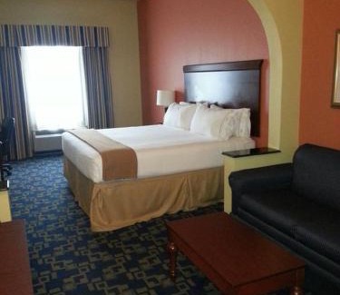 Pleasanton Hotel | Holiday Inn Express & Suites - Jourdanton-Pleasanton by IHG