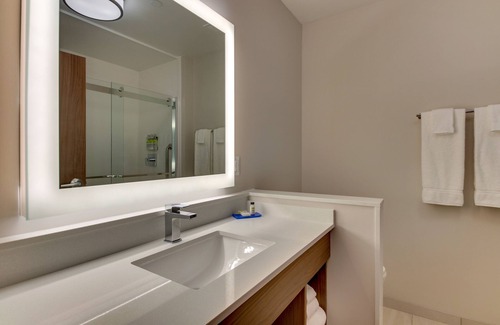 Metrocenter - North Rhodes Park Hotel | Holiday Inn Express & Suites Nashville Metrocenter Downtown by IHG