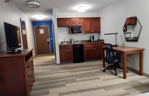 Sioux Falls Hotel | Holiday Inn Express & Suites Sioux Falls At Empire Mall by IHG