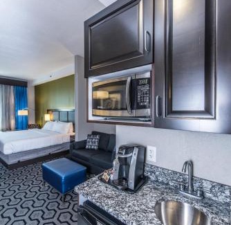 North Charleston Hotel | Holiday Inn Express & Suites Charleston Arpt-Conv Ctr Area by IHG