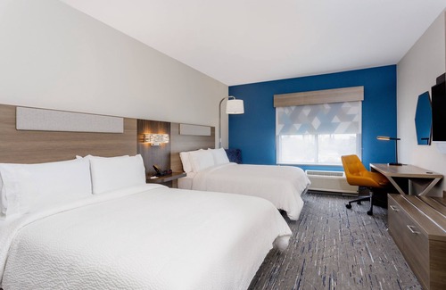 Tampa Hotel | Holiday Inn Express & Suites Tampa Stadium – Airport Area by IHG