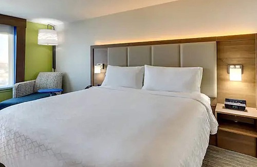 Woodland Hills Hotel | Holiday Inn Express Hotel & Suites Woodland Hills by IHG