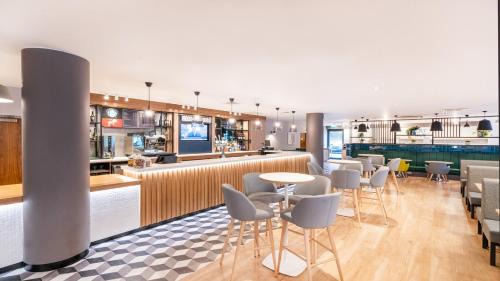 Luton Hotel | Holiday Inn London Luton Airport by IHG