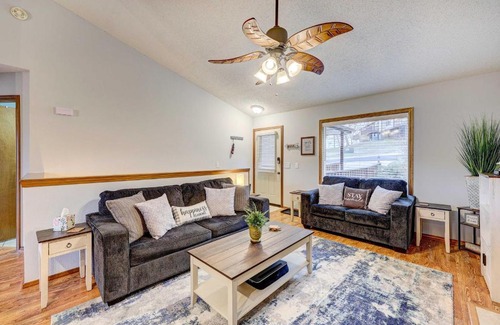 Eureka Springs Casa | Holiday Island Vacation Rental with 2 Balconies