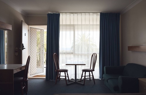 Narooma Hotel | Holiday Lodge Motor Inn