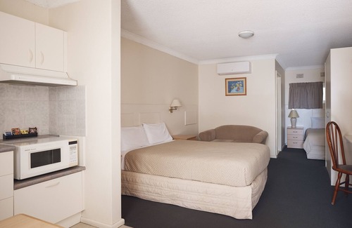 Narooma Hotel | Holiday Lodge Motor Inn