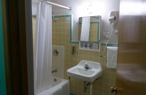 Sturgeon Bay Hotel | Holiday Music Motel