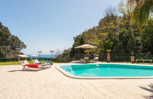 Posillipo Apartamento | Holiday Naples - Big Apartment on The Swimming Pool in front of Capri