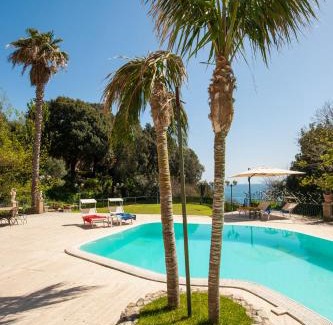 Posillipo Apartamento | Holiday Naples - Big Apartment on The Swimming Pool in front of Capri