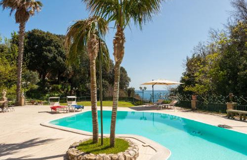 Posillipo Apartamento | Holiday Naples - Big Apartment on The Swimming Pool in front of Capri