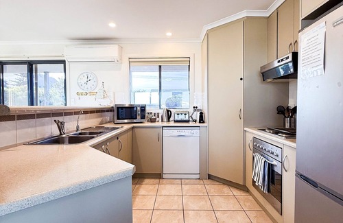 Middleton Casa | Holiday on Hero, Dog Friendly, outdoor SPA, 3 mins walk to the beach, fast Wifi
