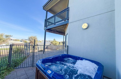 Middleton Casa | Holiday on Hero, Dog Friendly, outdoor SPA, 3 mins walk to the beach, fast Wifi