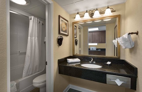 Downtown Myrtle Beach Complejo | Holiday Pavilion Resort on the Boardwalk - Access to ALL AMENITIES!