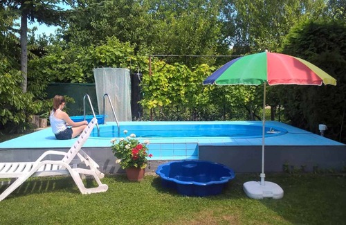 Keszthely Apartamento | Apartamento vacacional con piscina y aire acondicionado