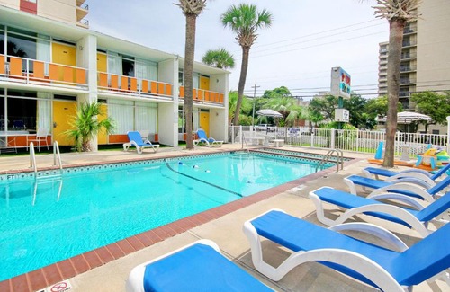 Myrtle Beach Hotel | Holiday Shores Double Queen Beds, Pool View - 207