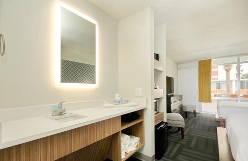 Myrtle Beach Hotel | Holiday Shores Double Queen Beds, Pool View - 207