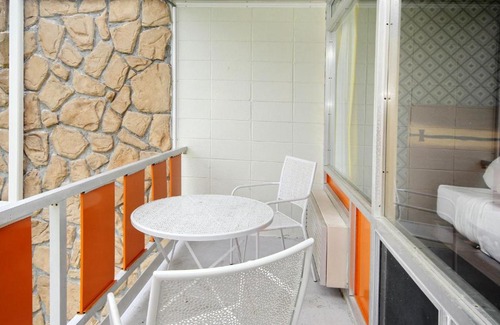 Myrtle Beach Hotel | Holiday Shores Double Queen Beds, Pool View - 207