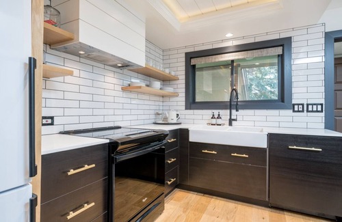 Elkhorn Village Condominio | Summer Stays Available! Contemporary Condo Elkhorn Golf Course with West-Facing Views