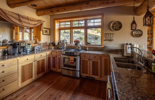 Skywood Preserve Casa | Retiro privado en 20 acres con bañera de hidromasaje y vistas a Lone Peak, cerca del esquí y del centro de Big Sky
