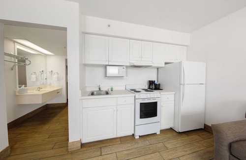 Panama City Beach Hotel | Holiday Terrace Beachfront Hotel, a By The Sea Resort