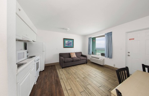 Panama City Beach Hotel | Holiday Terrace Beachfront Hotel, a By The Sea Resort