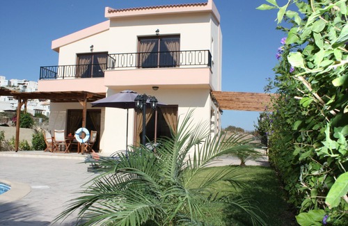 Pissouri Villa | Villa de vacaciones, en la bahía de Pissouri, piscina privada, jardín paisajístico. Wi-Fi gratis.