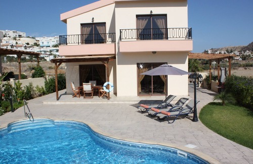 Pissouri Villa | Villa de vacaciones, en la bahía de Pissouri, piscina privada, jardín paisajístico. Wi-Fi gratis.