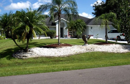 Port Charlotte Villa | Villa de vacaciones con una gran piscina privada climatizada y terraza.