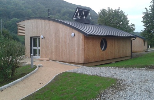 Menet Chalet De Esquí | PUEBLO DE VACACIONES DEL LAGO MENET / LAGO FRENTE A 14 HECTÁREAS